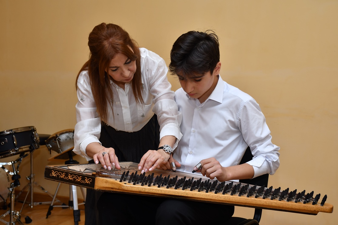 С участием выдающегося тариста Вамига Мамедалиева стартовал цикл мастер-классов известных деятелей культуры (ФОТО)