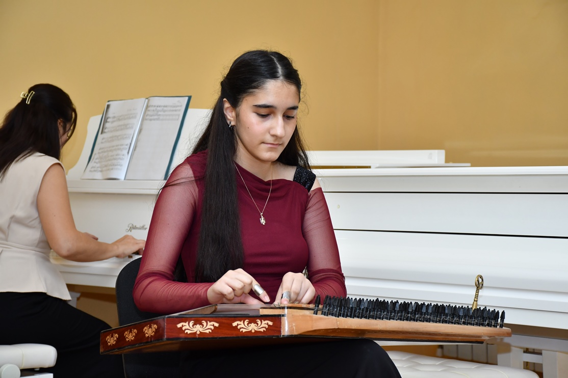 С участием выдающегося тариста Вамига Мамедалиева стартовал цикл мастер-классов известных деятелей культуры (ФОТО)