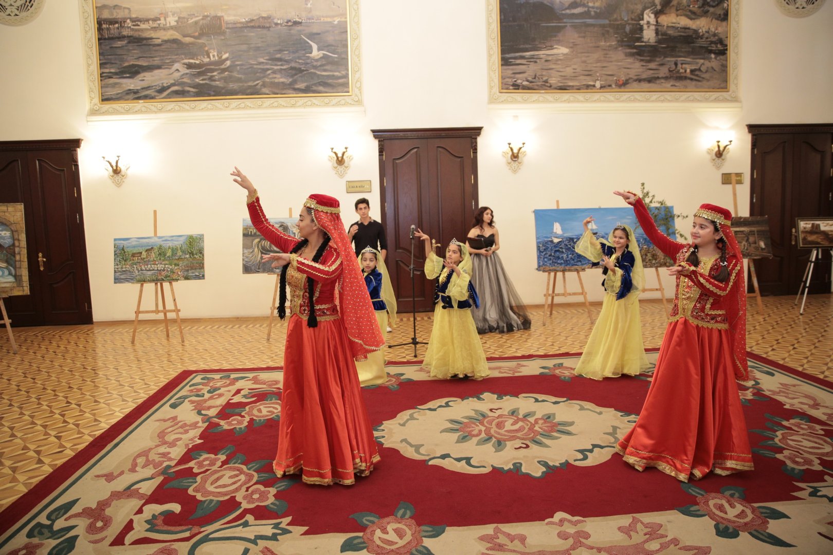 Палитра времени в Мардакане: одна художница - тысяча чувств (ФОТО)