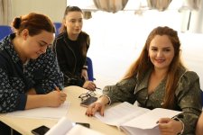 Кому из азербайджанок подойдет по размеру хрустальная туфелька (ФОТО)