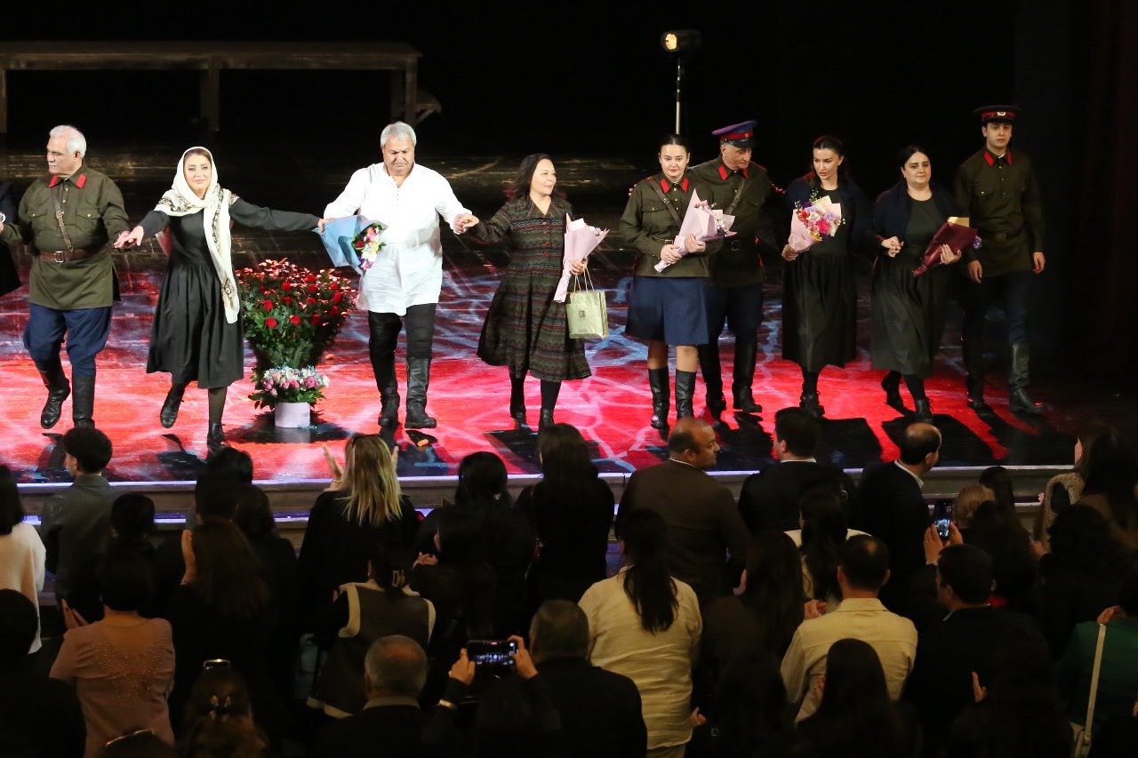 В Тбилиси с большим успехом прошел показ азербайджанского спектакля "Шюкрия" (ФОТО)