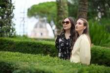 Первый вице-президент Мехрибан Алиева и члены ее семьи приняли участие в церемонии посадки деревьев в садах Ватикана (ФОТО)