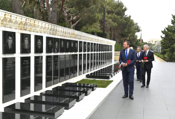 Министр иностранных дел Эстонии почтил память шехидов в Баку (ФОТО)