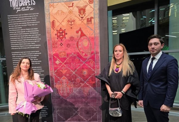 В рамках мировой премьеры балета "Два ковра" в Астане состоялся показ экспозиции "Азерхалча" (ФОТО)