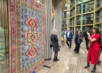 В рамках мировой премьеры балета "Два ковра" в Астане состоялся показ экспозиции "Азерхалча" (ФОТО)