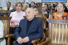 Искусство на марках: в Баку представили коллекцию к 200-летию Мирзы Гадима Иревани (ФОТО)