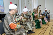 Искусство на марках: в Баку представили коллекцию к 200-летию Мирзы Гадима Иревани (ФОТО)
