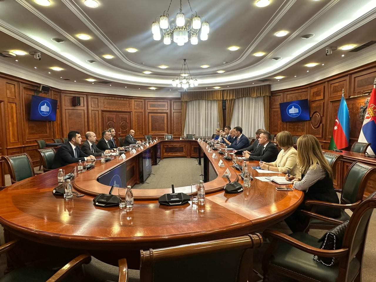 Министр финансов Азербайджана провел двусторонние встречи в Сербии