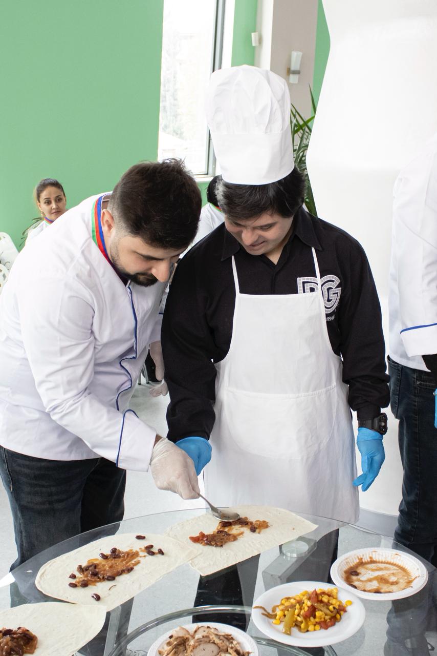В Баку организовано "вкусное путешествие" в честь Международного дня шеф-поваров (ФОТО)