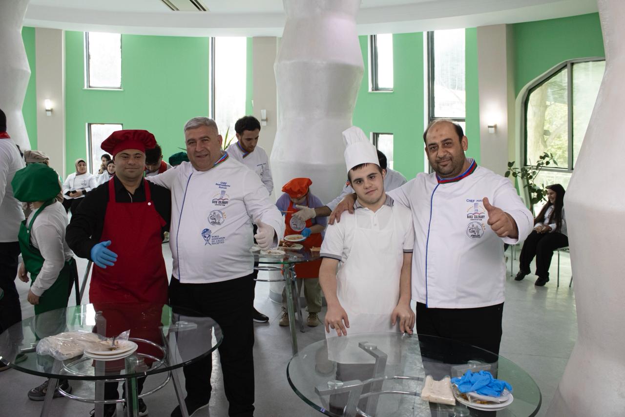 В Баку организовано "вкусное путешествие" в честь Международного дня шеф-поваров (ФОТО)