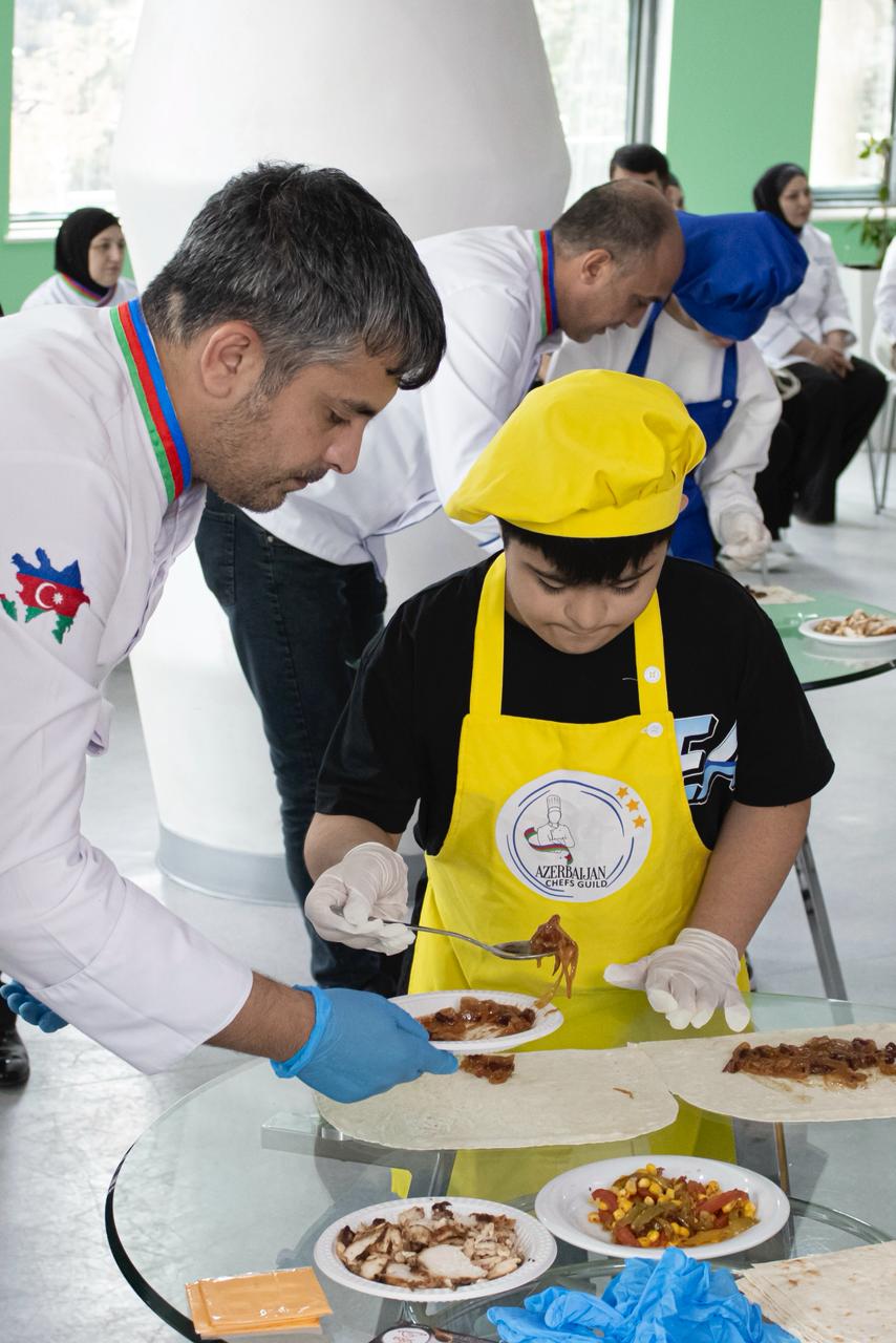 В Баку организовано "вкусное путешествие" в честь Международного дня шеф-поваров (ФОТО)