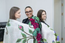 В Баку представлено волшебство рук - дефиле в войлочной одежде (ФОТО)