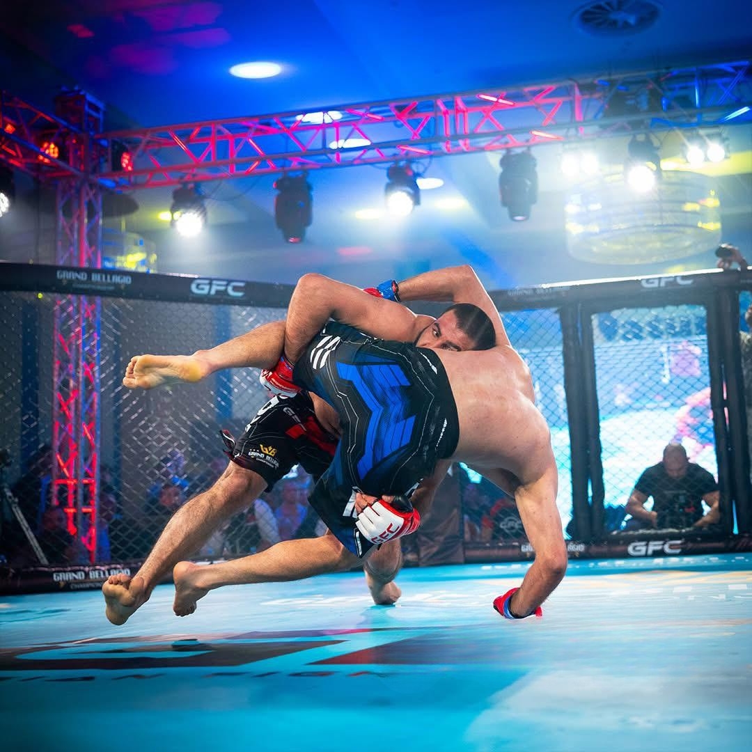 Алим Набиев одержал победу на международном турнире MMA, нокаутировав соперника в первом раунде (ФОТО)
