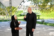 Президент Ильхам Алиев вручил ключи от квартир жителям села Хоровлу Джебраильского района (ФОТО)