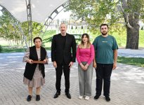 Президент Ильхам Алиев вручил ключи от квартир жителям села Хоровлу Джебраильского района (ФОТО)