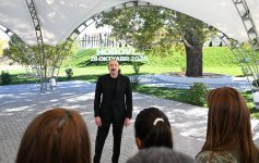 Президент Ильхам Алиев вручил ключи от квартир жителям села Хоровлу Джебраильского района (ФОТО)