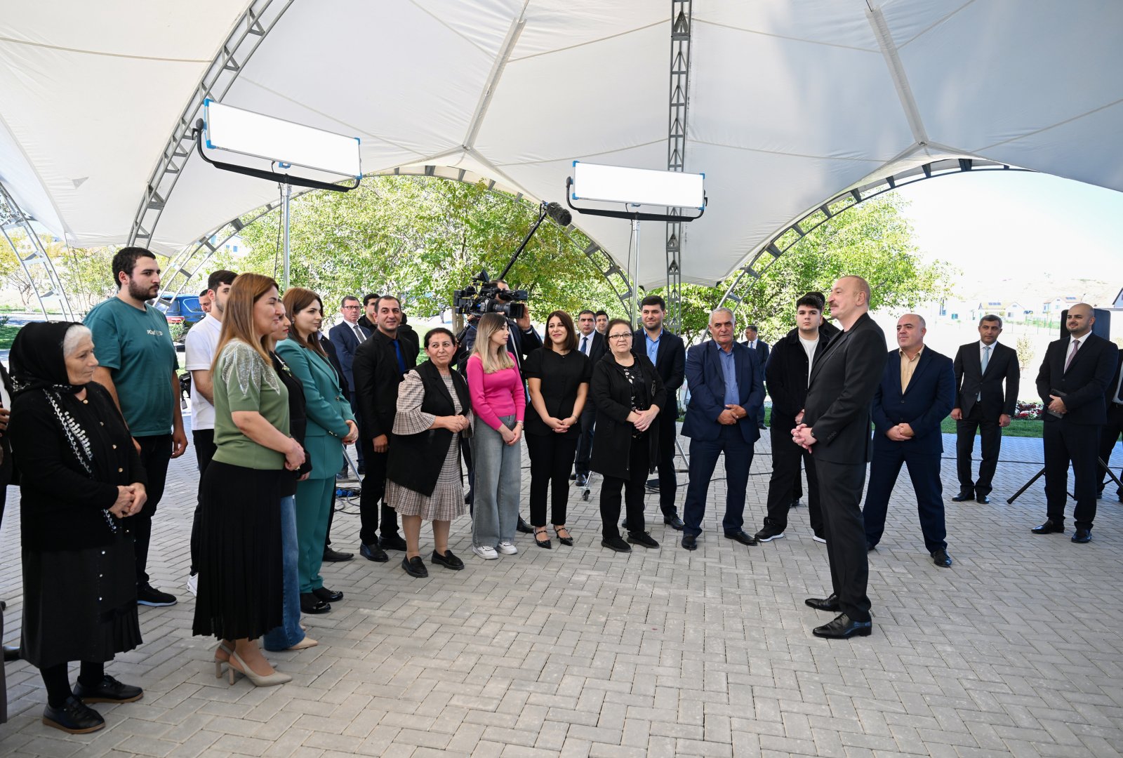 Президент Ильхам Алиев вручил ключи от квартир жителям села Хоровлу Джебраильского района (ФОТО)