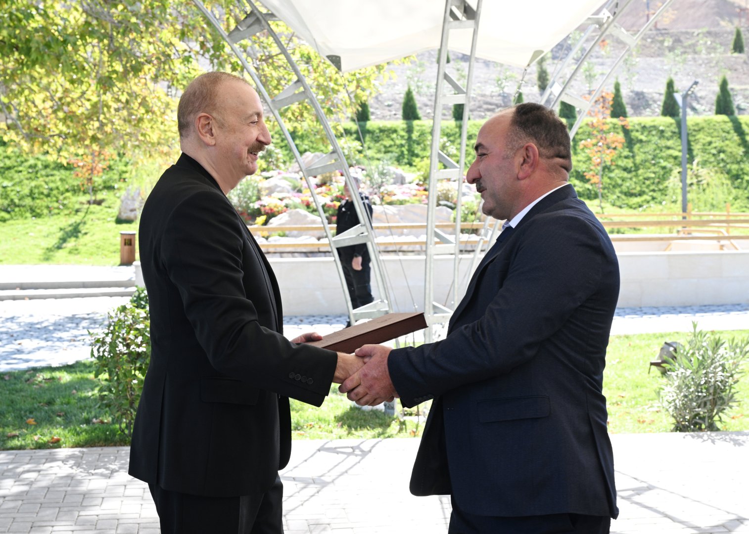 Президент Ильхам Алиев вручил ключи от квартир жителям села Хоровлу Джебраильского района (ФОТО)