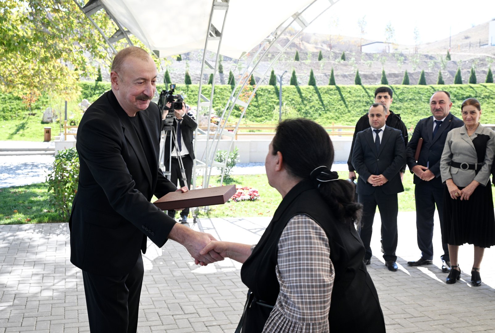 Президент Ильхам Алиев вручил ключи от квартир жителям села Хоровлу Джебраильского района (ФОТО)
