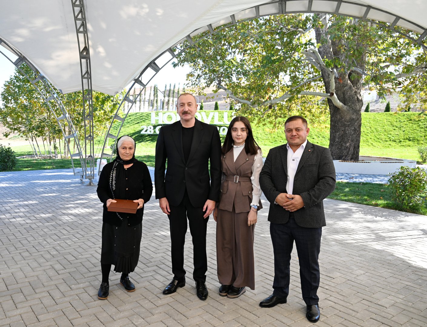 Президент Ильхам Алиев вручил ключи от квартир жителям села Хоровлу Джебраильского района (ФОТО)