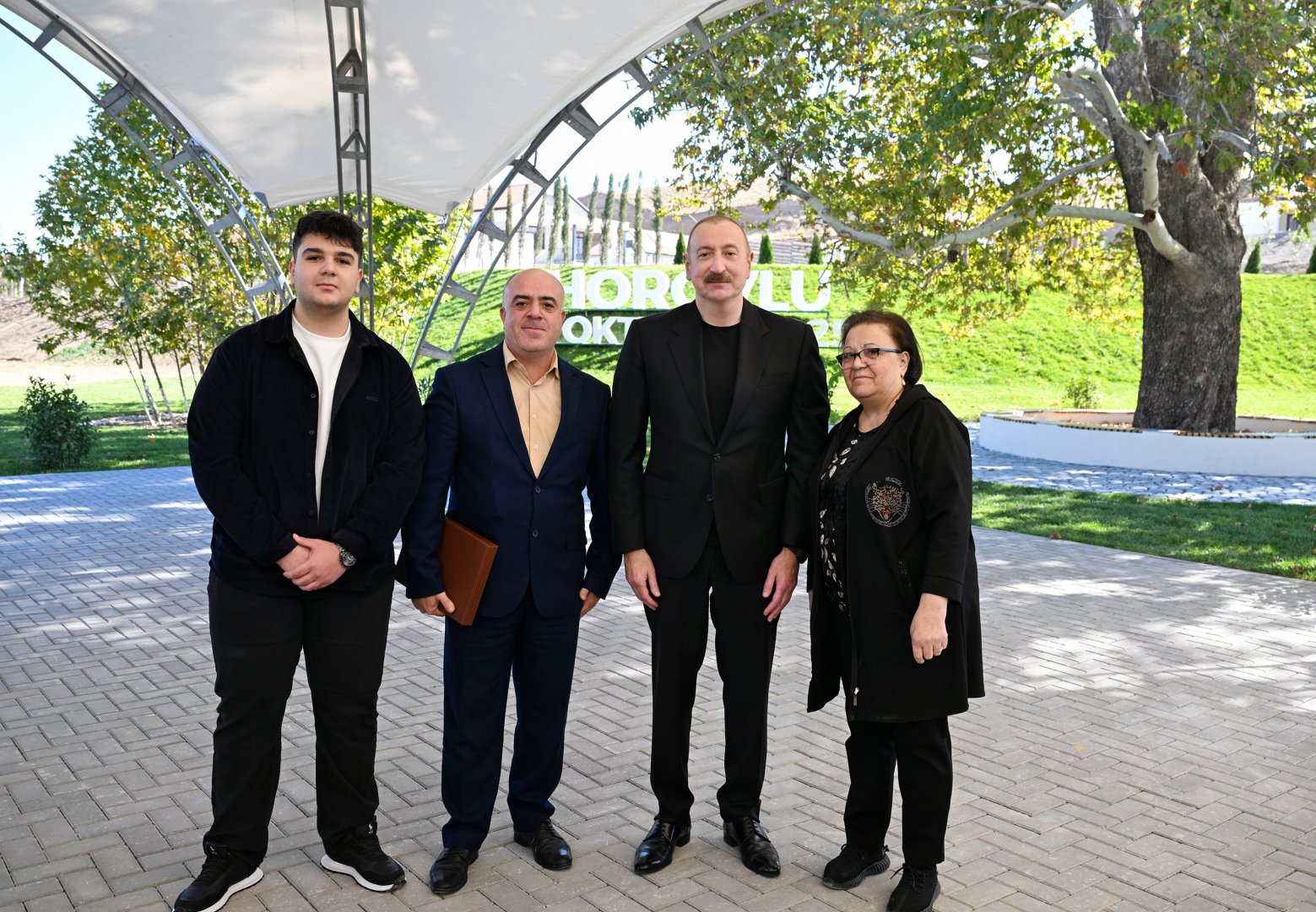 Президент Ильхам Алиев вручил ключи от квартир жителям села Хоровлу Джебраильского района (ФОТО)