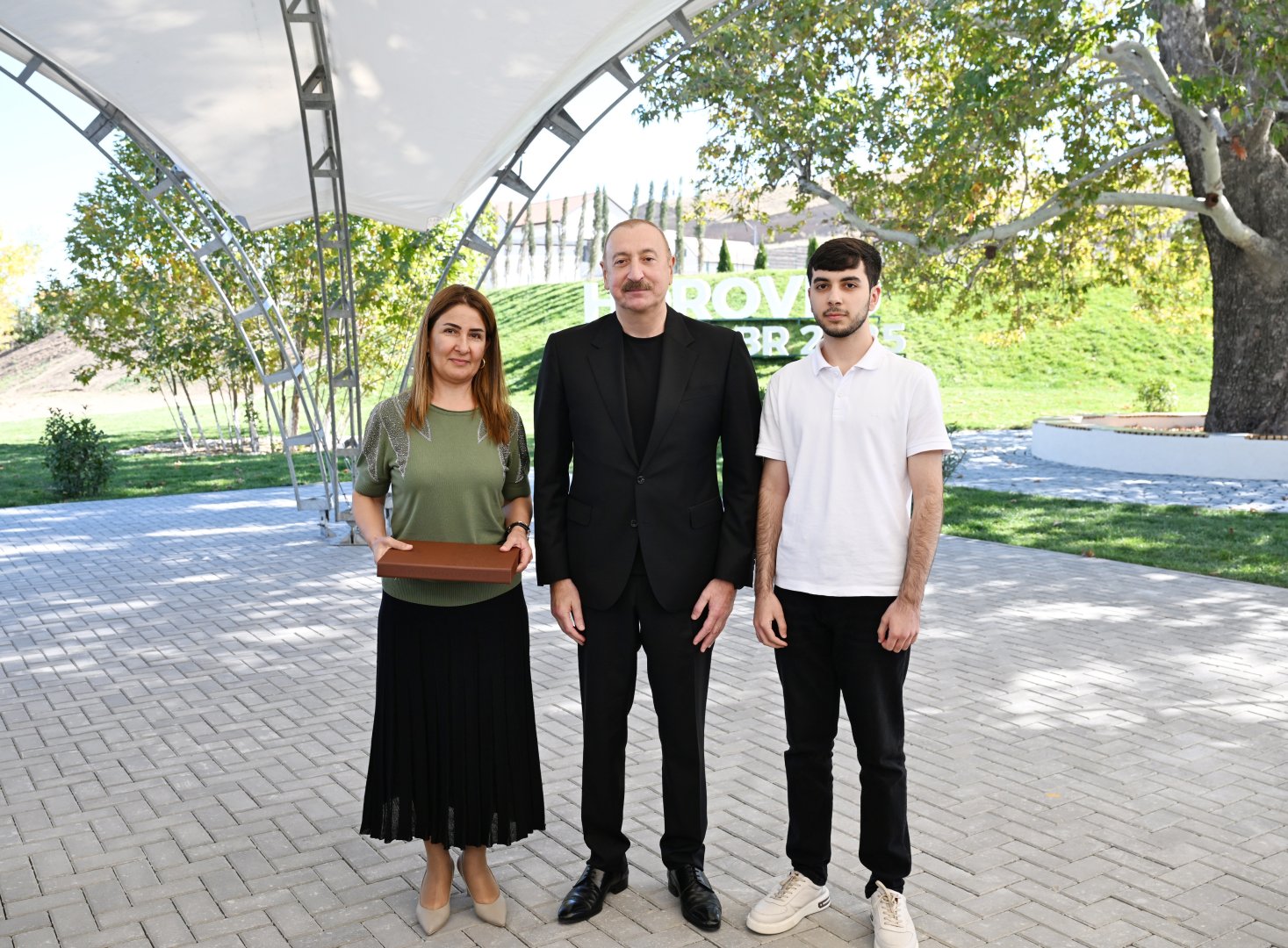 Президент Ильхам Алиев вручил ключи от квартир жителям села Хоровлу Джебраильского района (ФОТО)