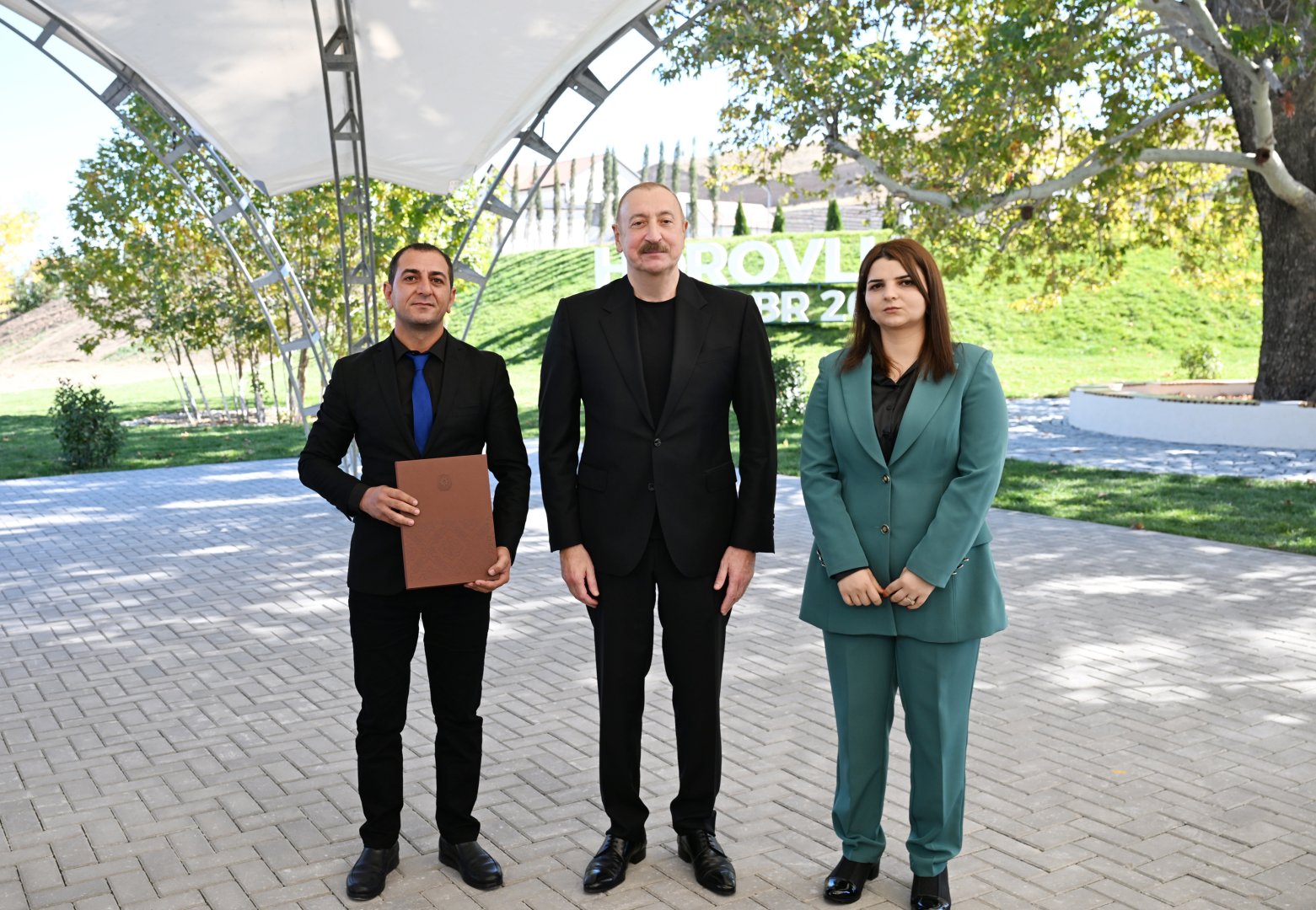 Президент Ильхам Алиев вручил ключи от квартир жителям села Хоровлу Джебраильского района (ФОТО)