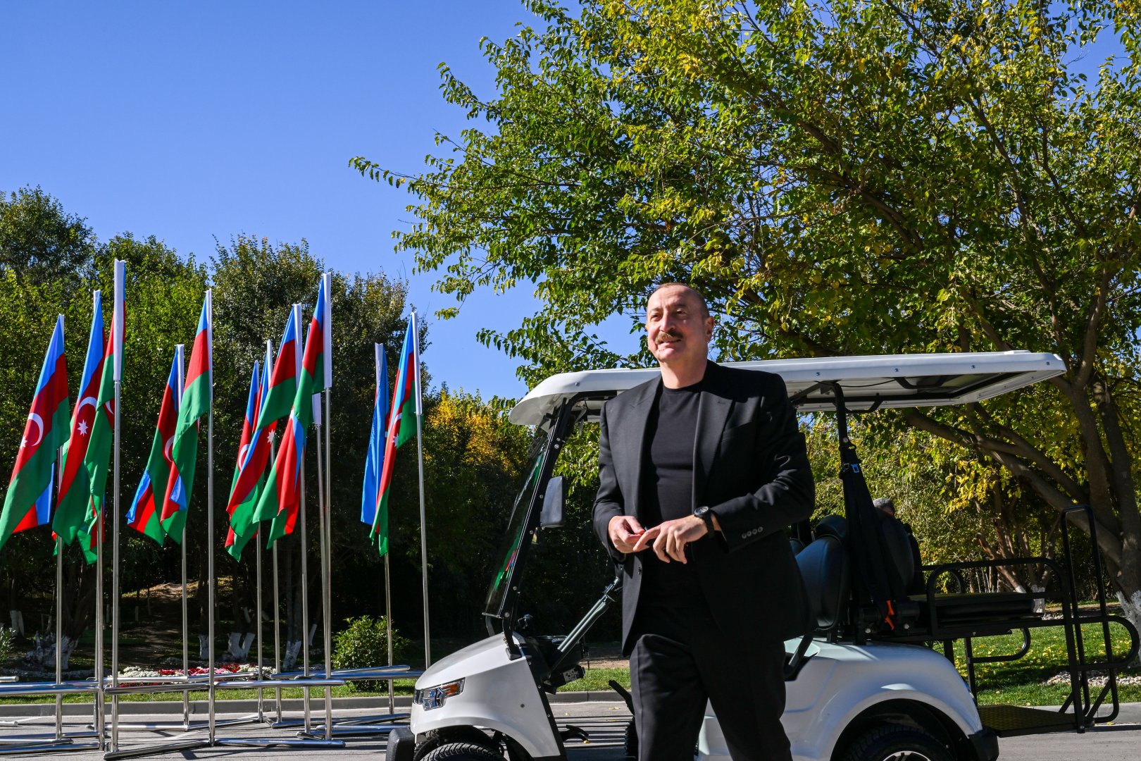 Президент Ильхам Алиев вручил ключи от квартир жителям села Хоровлу Джебраильского района (ФОТО)