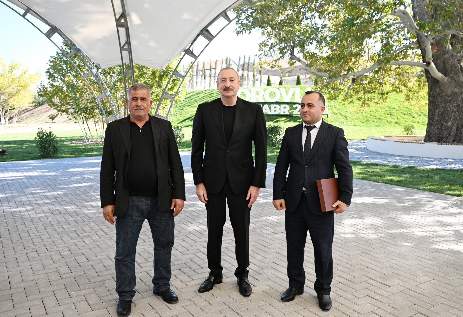 Президент Ильхам Алиев вручил ключи от квартир жителям села Хоровлу Джебраильского района (ФОТО)