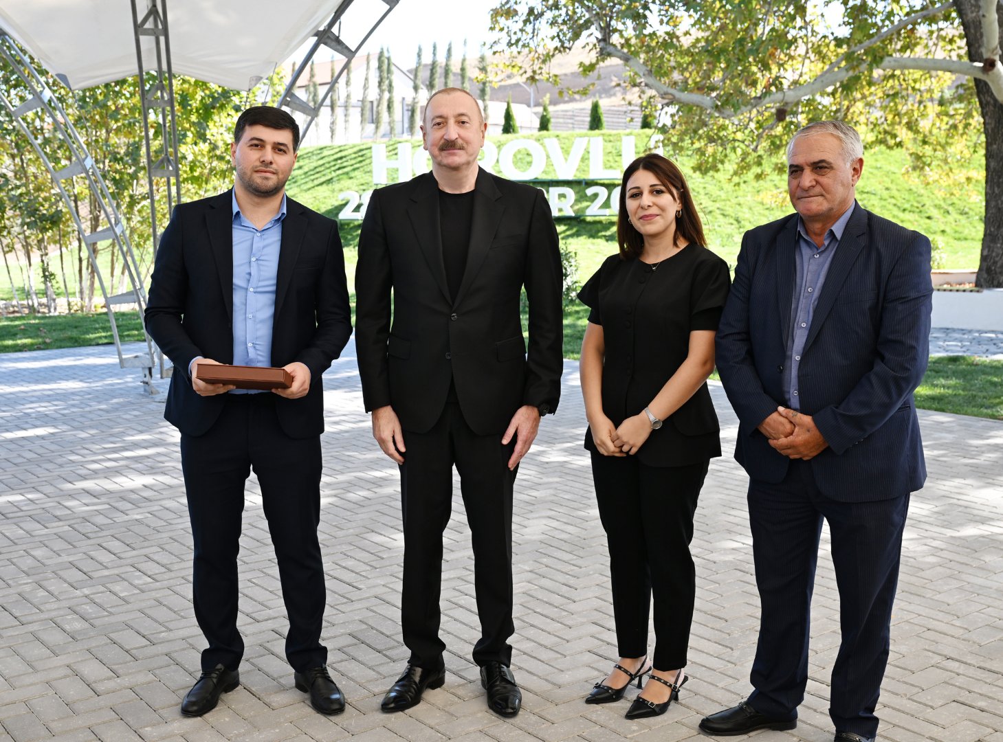 Президент Ильхам Алиев вручил ключи от квартир жителям села Хоровлу Джебраильского района (ФОТО)