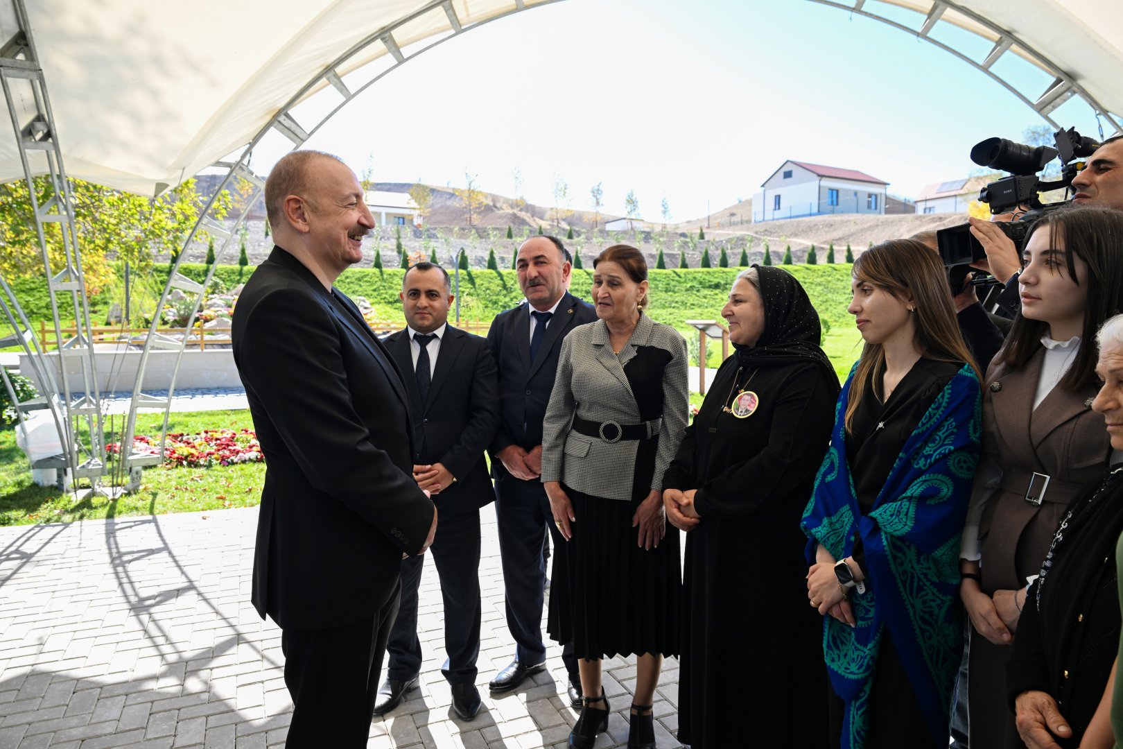 Президент Ильхам Алиев вручил ключи от квартир жителям села Хоровлу Джебраильского района (ФОТО)