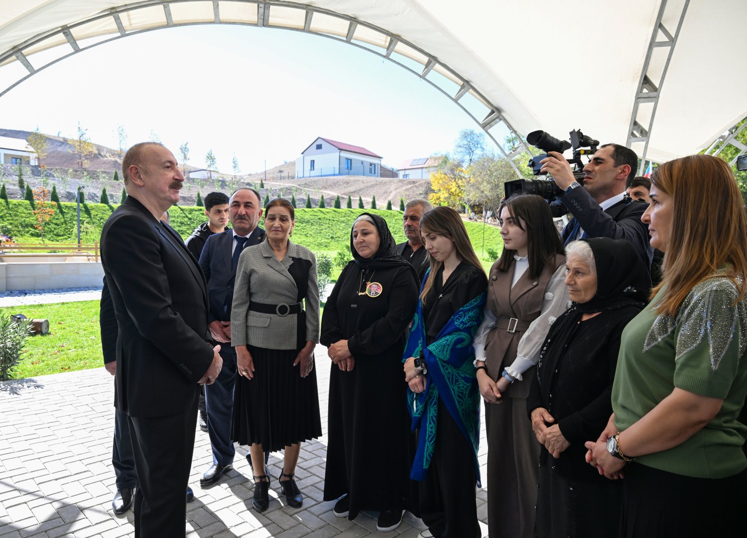 Президент Ильхам Алиев вручил ключи от квартир жителям села Хоровлу Джебраильского района (ФОТО)