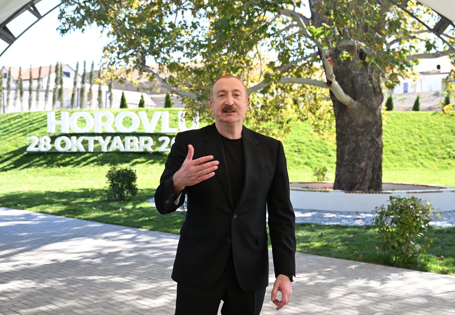 Президент Ильхам Алиев вручил ключи от квартир жителям села Хоровлу Джебраильского района (ФОТО)