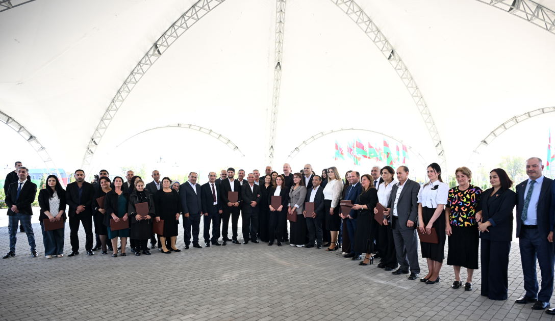 Президент Ильхам Алиев вручил ключи от квартир жителям сел Мамедбейли и Агалы Зангилана (ФОТО)