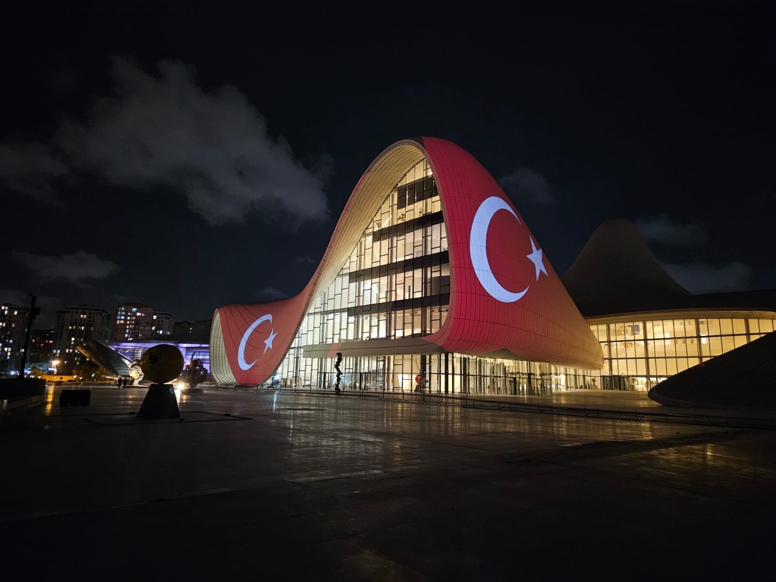 Здание Центра Гейдара Алиева подсвечено цветами турецкого флага