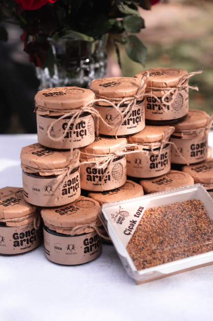 Вице-президент Фонда Гейдара Алиева Лейла Алиева встретилась в Габале с участником проекта «Молодой пчеловод» (ФОТО)