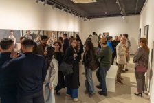 Галерея YAY представила новую персональную выставку молодого художника Моука "Неспешно" (ФОТО)