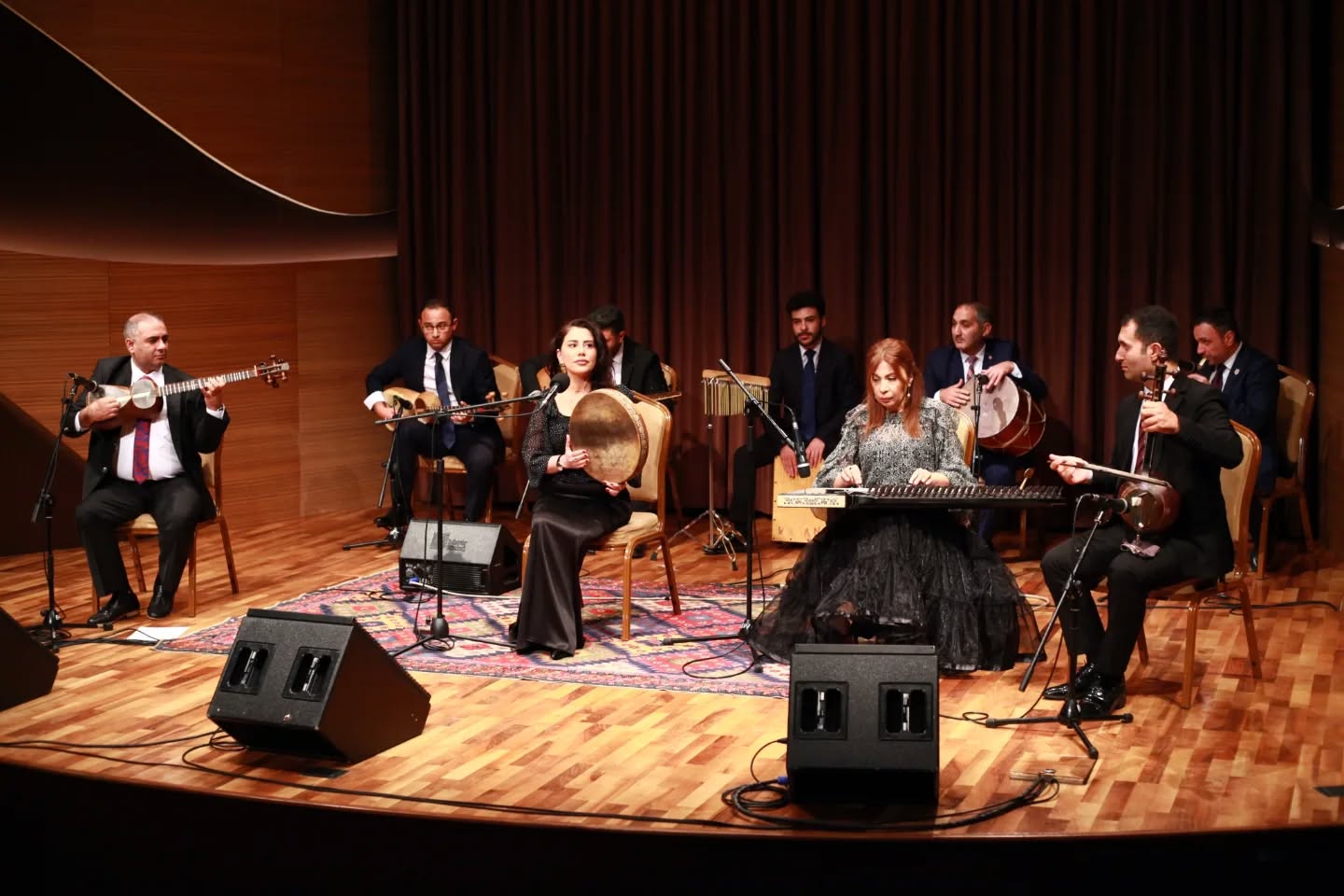 Живые струны времени в Баку - то шепот ветра, то молитва до небес ... (ФОТО)