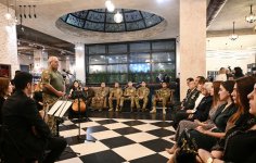 Вице-президент Фонда Гейдара Алиева Лейла Алиева и руководитель Баку Медиа Центра Арзу Алиева приняли участие в музыкально-литературном вечере «Радость Победы» в Бакинском книжном центре (ФОТО)