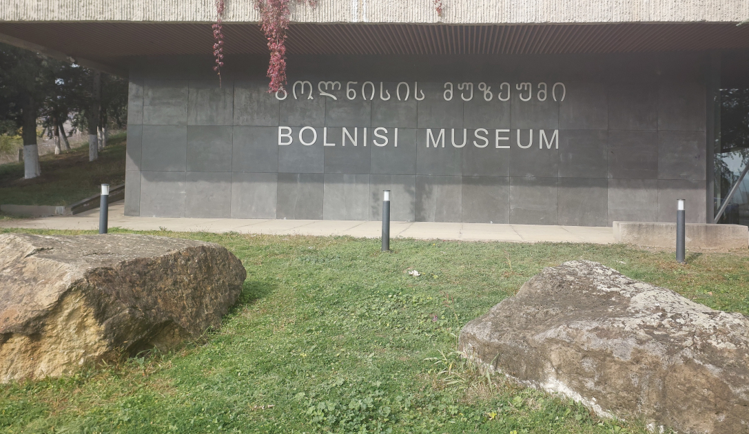 В Болнисском музее открылась выставка народного художника Азербайджана Арифа Гусейнова (ФОТО)