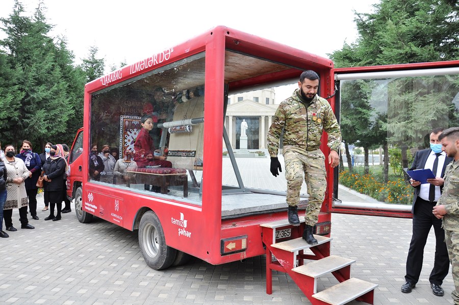 Ковёр "Çələbi", сотканный в рамках проекта "Карабах в узорах", передан в филиал Азербайджанского музея ковра в Шуше (ФОТО)