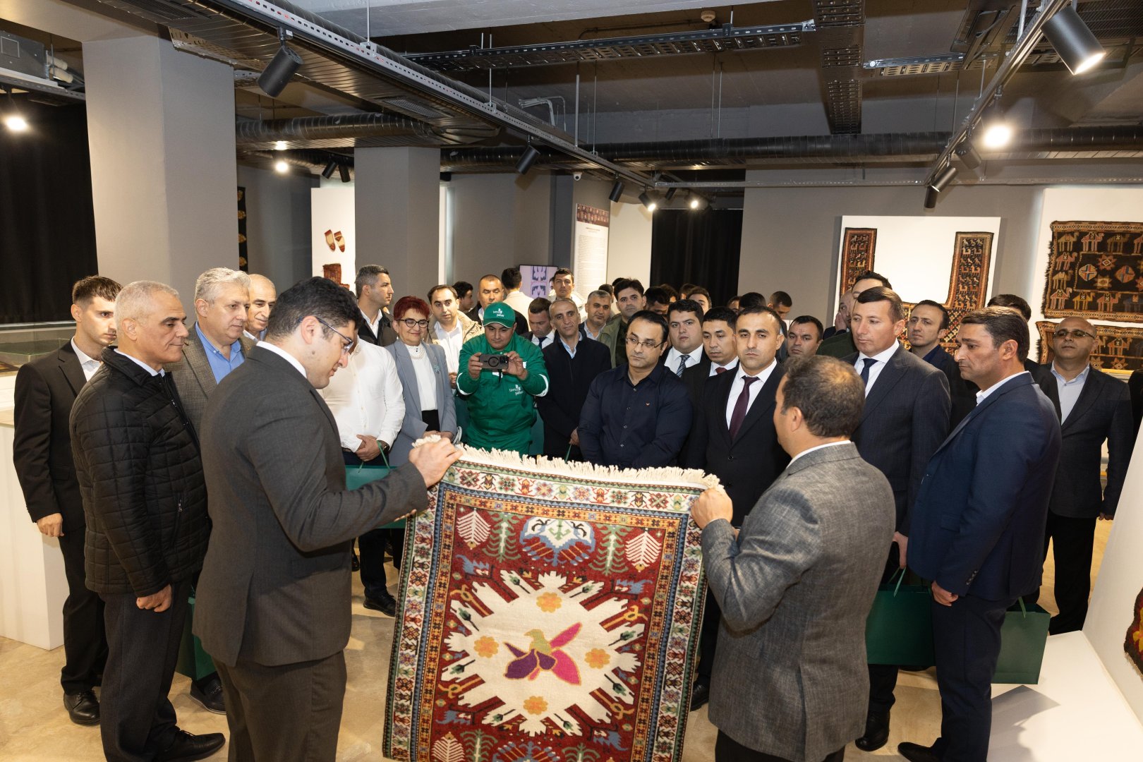 Ковёр "Çələbi", сотканный в рамках проекта "Карабах в узорах", передан в филиал Азербайджанского музея ковра в Шуше (ФОТО)