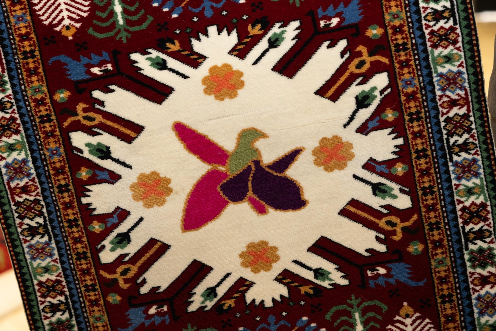 Ковёр "Çələbi", сотканный в рамках проекта "Карабах в узорах", передан в филиал Азербайджанского музея ковра в Шуше (ФОТО)