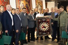 Ковёр "Çələbi", сотканный в рамках проекта "Карабах в узорах", передан в филиал Азербайджанского музея ковра в Шуше (ФОТО)