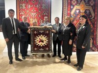 Ковёр "Çələbi", сотканный в рамках проекта "Карабах в узорах", передан в филиал Азербайджанского музея ковра в Шуше (ФОТО)