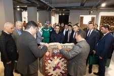 Ковёр "Çələbi", сотканный в рамках проекта "Карабах в узорах", передан в филиал Азербайджанского музея ковра в Шуше (ФОТО)