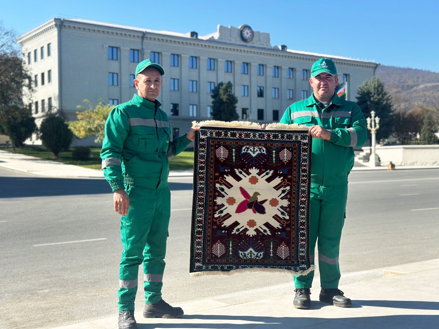 Ковёр "Çələbi", сотканный в рамках проекта "Карабах в узорах", передан в филиал Азербайджанского музея ковра в Шуше (ФОТО)