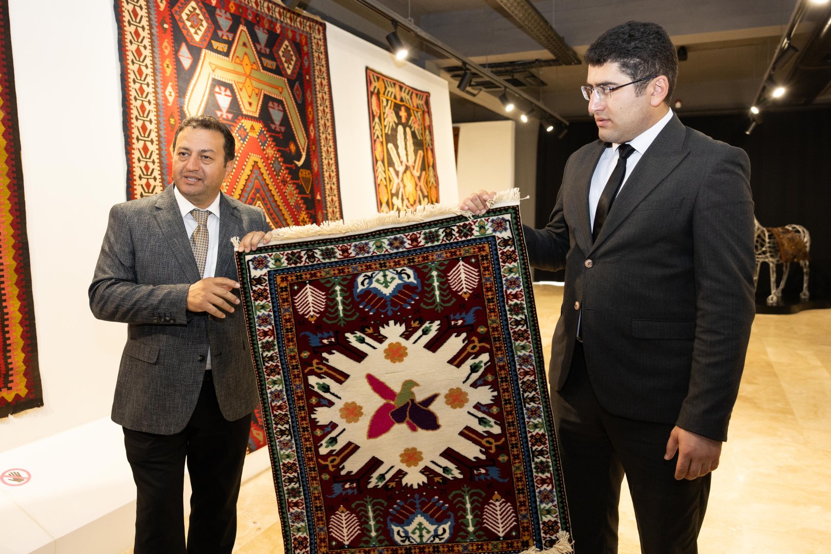 Ковёр "Çələbi", сотканный в рамках проекта "Карабах в узорах", передан в филиал Азербайджанского музея ковра в Шуше (ФОТО)