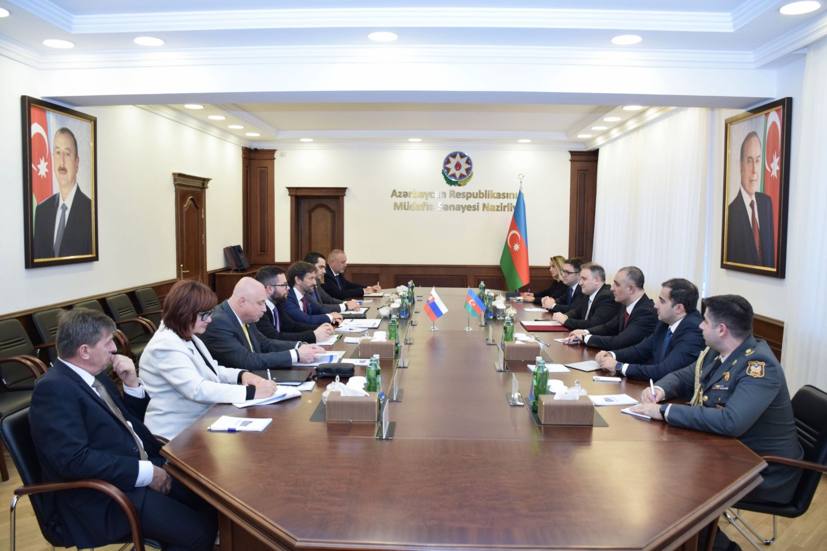 Обсуждены вопросы сотрудничества в сфере оборонпрома между Азербайджаном и Словакией (ФОТО)