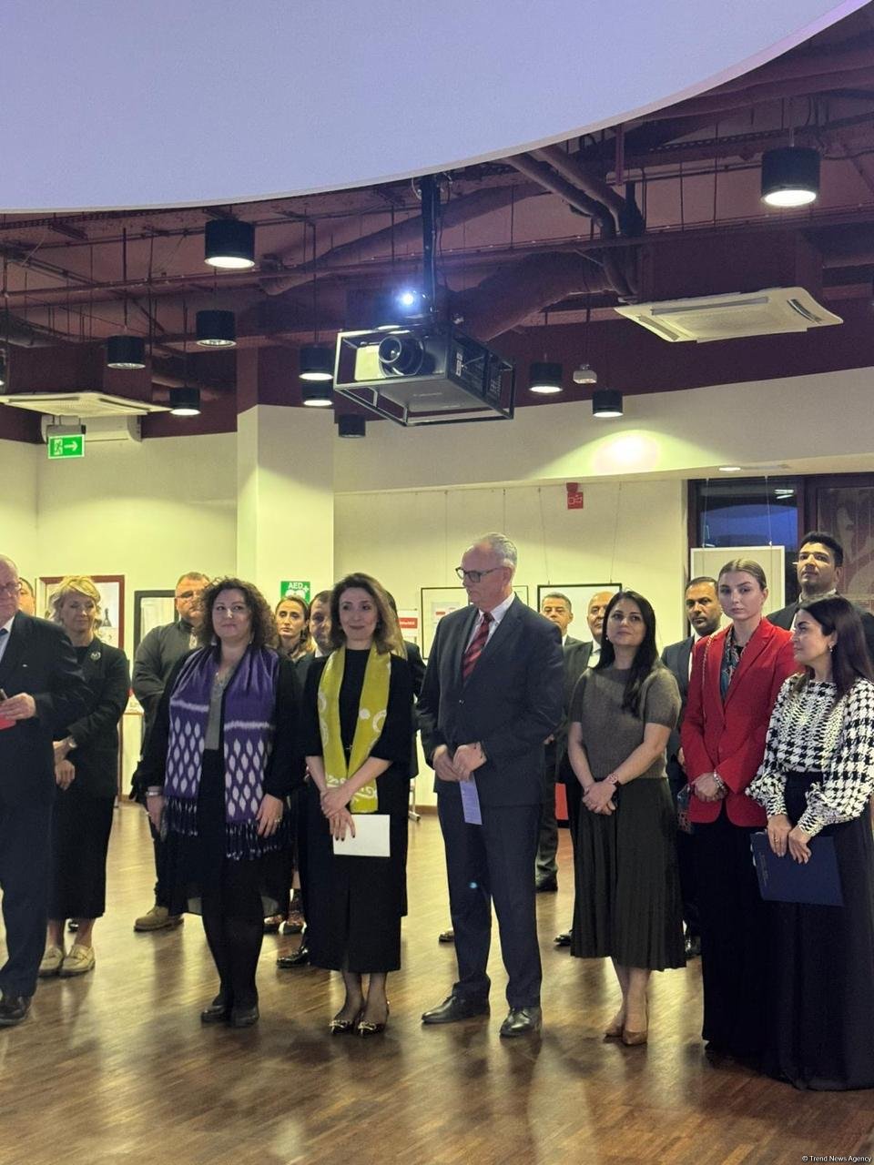 Азербайджанский ковер передан в дар музею Польши накануне Дня Победы (ФОТО)